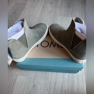 TOMS NWT Gray Chukka Boots with Classic Design